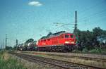 DB Schenker Rail 232 445 mit Kesselwagenzug in Richtung Osnabrück (Diepholz, 29.07.04); digitalisiertes Dia.