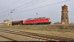 Rangieren mit der 232 908-4 in Teutschenthal

Auch während der ganzjährigen Vollsperrung zwischen Halle Rosengarten und Angersdorf bleibt die Anbindung des Schotterwerks im Bahnhof Teutschenthal von Bedeutung. Dreimal in der Woche wird dessen Anschluss mit einem Zug von Erfurt bedient.
An einem Freitagmorgen wartet die bereits vor Plan eingetroffene 232 908-4 mit einem Schüttgutwagen der Gattung  Tads-z <sup>958.2</sup>  auf dem Ablaufberg am alten Wasserturm.
Aufgenommen von der Reichsbahnstraße.

🧰 DB Cargo
🚩 Bahnstrecke Halle–Hann. Münden (KBS 590)
🕓 26.3.2021 | 7:42 Uhr