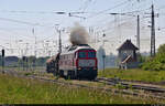 Die etwa eine Stunde zuvor in Teutschenthal abgefahrene Schotterfuhre holte im Bahnhof Röblingen am See noch drei weitere Schüttgutwagen ab. Mit nun vier Wagen am Haken verlässt 232 241-0 (132 241-1) im Gegenlicht und mit großer Rauchwolke den Bahnhofsbereich und bewegt sich Richtung Erfurt über Sangerhausen. Dabei passiert sie auch das Weichenwärter-Stellwerk  W3  der Bauart 1912 von Siemens&Halske.

🧰 DB Cargo
🚩 Bahnstrecke Halle–Hann. Münden (KBS 590)
🕓 31.5.2021 | 9:14 Uhr