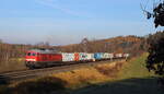 Elbtalumleiter über Hof-Cheb. Hier ein Containerzug als KT 55501 mit der 232 498 bei Fattigau am 11.11.2021 aufgenommen. 