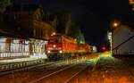 Am späten Abend des 30.07.2022 wartet DB 232 472 mit einem Trafozug im Bahnhof Neustadt(Orla) einen Gegenzug ab, um dann die Weiterreise nach Probstzella antreten zu können.