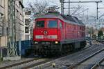 232 668-4 verlässt den Bahnhof von Friedrichshafen am 04.11.2022 in Richtung Radolfzell.