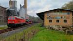 Am 25.4.23 fuhr 232 254 von DB Cargo mit einem Militärzug von Marienberg nach Chemnitz durch das Flöhatal, hier bei der Ausfahrt aus dem Kreuzungsbahnhof in Grünhainichen-Borstendorf.