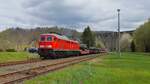 Am 26.4.23 fuhr 232 254 von DB Cargo mit einem Militärzug von Marienberg nach Chemnitz durch das Flöhatal, hier bei der Durchfahrt im Bahnhof Hetzdorf (Flöhatal).