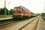 232 155 im August 1999 vor einem Interregio in Binz.