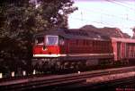 132 481-3 bei der Ausfahrt aus den Erfurter Hbf Richtung Eisenach im Sommer 1985 