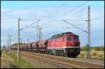 Im letzten Sonnenlicht vor der aufziehenden Wolkenfront fhrt 232 690-8 mit einem Dngerzug aus Poppendorf am 23.10.2007 in die Ausweichstelle Langendorf ein.