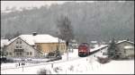 Zum Wintermanver irgendwo in Norddeutschland werden am 25.01.2011 Schtzenpanzer in Marienberg verladen, hier die Zugbereitstellung mit 232 524 durch die Ortslage Pockau.