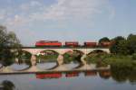 Mit dem donnerstglichen Bauxitzug aus Schwandorf ber Regensburg nach Hamburg berquerte 232 384-8 in Regenstauf die Brcke ber dem Flu Regen.