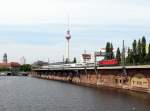 232 209 mit EC 45 auf der Berliner Stadtbahn (Jannowitzbrcke) (01.08.2006)