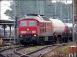 232 663-5 wartet mit einem Gterzug im Hbf Stralsund.