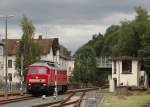 Am 10.09.13 brachte die altbelftete 232 117 einen Dngemittelzug nach Oelsnitz/V. Hier zusehen in Oelsnitz/V. beim fahren an das Ausfahrtssignal. 