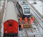 Netz Notfalltechnik und Entgleister VT 648 084 der Nord-West-Bahn auf Bf Wilhelmshaven.