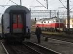 Die 232 303-8 der east-west-railways steht am 1. Februar 2014 passiert mit einem Güterzug den Bahnhof Kohlfurt (Wegliniec) während beim EC Wawel Breslau (Wroclaw) - Hamburg der Lokwechsel erfolgt. 