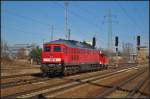 DBSR 232 601 mit 335 006 (DB Schenker Rail Duisburg) als ungleiches Paar am 24.02.2014 durch Berlin Schönefeld Flughafen