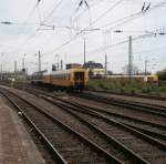 Nachschuss auf 232 223-8 in alt roter DR Lackierung mit Bauwagen der Bahnbaugruppe in Neuss Hbf.