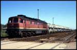 132033 wartet vor einem Zementzug im Bahnhof Wallhausen auf einen Gegenzug in Richtung Sangerhausen - Halle am 1.5.1990.