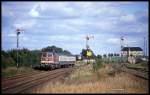 132128 passiert am 16.9.1990 um 15.38 Uhr mit dem Eilzug nach Braunschweig das ehemalige Stellwerk an der Ostseite des Bahnhofs in Eilsleben.