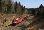 232 635 + 294 687 mit einem gemischten Güterzug am 19.04.2015 bei Neusorg.