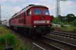 In Lintorf auf der Güterbahn war binnen vierzig Minuten kein Zug zusehen....als dann unter Dröhnen die 232 592-6 mit einem Selbstentladerzug nach Rhodenhaus vorbei kam.