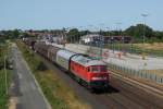 Marschbahnumleiter 2015: 232 498-6 verlässt mit dem EZ 47409 (?) den Bahnhof Niebüll. Im Hintergrund ist die Verladeanlage des SyltShuttle zu sehen. Fotografiert am 15.07.2015. 