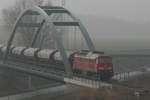 232 643 hat einen Gterzug von der Rbeladbahn in Blankenburg/Nord bernommen und zieht ihn ber die neue B6n-Brcke; 23.02.2007