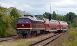 Nachdem 132 334 am 20.08.16 den Endbahnhof Karsdorf erreicht hatte setzte sie mit ihren zwei Doppelstockwagen auf das Kreuzungsgleis um.
