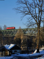 Eine 232 donnert Lz über das Thölauer Viadukt und dabei über den kleinen Ort Unterthölau und wird in wenigen Minuten Marktredwitz erreichen.