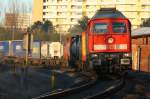 232 165 mit Containerzug fhrt in den Sonnenaufgang.