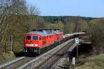 Natürlich bin ich nicht ins Pegnitztal gefahren, um 612-er zu dokumentieren. Ziel der Begierde waren die im Rahmen der Sperre der Frankenwaldbahn über Hof umgeleiteten Güterzüge. Der hier aufgenommene EZ 45360 von Schirnding nach Nürnberg Rbf verkehrt allerdings regulär über die KBS 860. Am Morgen des 02. April 2016 mühten sich 232 359 und eine 233 an dem schweren gemischten Güterzug aus Tschechien ab. Bei Neuhaus an der Pegnitz kam der Zug zur Planzeit an mir vorbei.