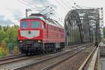 232 527-2 der WFL (Wedler Franz Logistik GmbH & Co. KG) auf der Deutschherrnbrücke (Bahnstrecke Frankfurt-Hanau) in Frankfurt am Main am 10. Oktober 2019