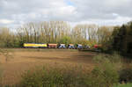 DB Bahnbau 233 493  Tiger  hat den Bahnhof Wunstorf in Richtung Neustadt am Rübenberge verlassen.
Aufgenommen am 10. April 2017.