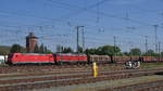 185 391 und 233 698 vor einem Holzzug in Richtung Bamberg; Lichtenfels, 11.05.2017  