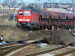 Die Lock mit der Nummer 233127-0 verlst schnaufend und keuchend den Stralsunder Bahnhof