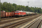 233 698-0 fährt am 25. Juli 2017 mit ihrem kurzen Güterzug in den Bahnhof Marktredwitz ein. 