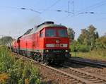 233 510-7 mit 261 095-4 und Kesselwagenzug am Haken in Leipzig-Thekla. Aufgenommen am 03.10.2015.