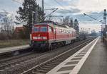 233 510-7 ist am 10.01.2018 mit einen Sonderwagen (Güterwagen der Gattung U) in Buchbrunn-Mainstockheim zu sehen.