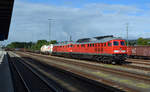 Am Morgen des 19.06.18 erreichen 233 176 und 232 569 mit einem gemischten Güterzug den Bahnhof Marktredwitz von Nürnberg kommend.