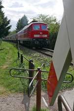Mit den von Bludenz kommenden und in Lindau-Reutin bernommenen Gterwagen befindet sich 233 176-7 auf dem Verbindungsbogen von der KBS 731.1 auf die KBS 970 und zieht am 24.08.2018 den Zug nach