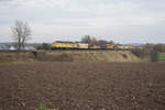 233 493-6 mit einem Bauzug bei Pechbrunn Richtung Hof, 04.11.2017