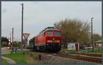 233 288-0 rollt am 09.04.2021 mit dem EZ 52174 von Bernburg nach Köthen über den HS-64b-Bahnübergang östlich von Baalberge.