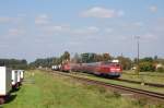 218 440 mit RE nach Mhldorf kreuzt 233 586 mit einem Gterzug nach Burghausen am 19.09.2008 in Tling