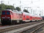 233 204 schleppt eine defekte Regioeinheit in den Bahnhof Stralsund. Am Zugschlu hngt 114 037. (04.09.08)