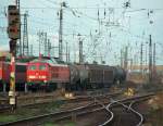 DB 233 562-8 mit einem gemischten Gterzug, bei der Einfahrt in Grokorbetha Rbf; 02.12.2008