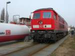 BR 233 696-4 am 17.04.08 um 08:30 beim Tanken in Haldensleben.