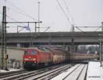 233 204-7 brummt mit einem Autotransportzug der Carrail-Logistics aus Cuxhaven durch Hamburg-Harburg nach Maschen Rbf. Aufgenommen am 23.01.10.