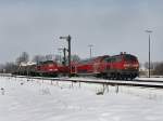 Die 218 422 mit der RB nach Landshut am 17.02.2010 bei der Einfahrt in Tling wehrend die 233 594 mit ihrem Kesselwagenzug auf die Ausfahrt wartet.