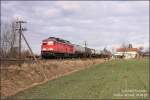 Mit einem Kesselwagenzug von Stendell nach Cunnersdorf (b.Kamenz) passiert 233 696 den ehemaligen Hp Hausdorf in Sachsen am 02.03.10.