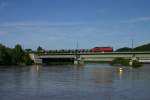 Eine unbekannt gebliebene Lok der BR 233 auf der Donaubrcke in Poikam.(5.6.2010,KBS 993)  Wei jemand von euch um welche Wagen es sich hinter der Lok handelt?  