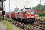 233 493-6 und 232 240-2 in Doppeltraktion mit einem Holzzug in Berlin-Kpenick in Richtung Wuhlheide. 15.06.2010